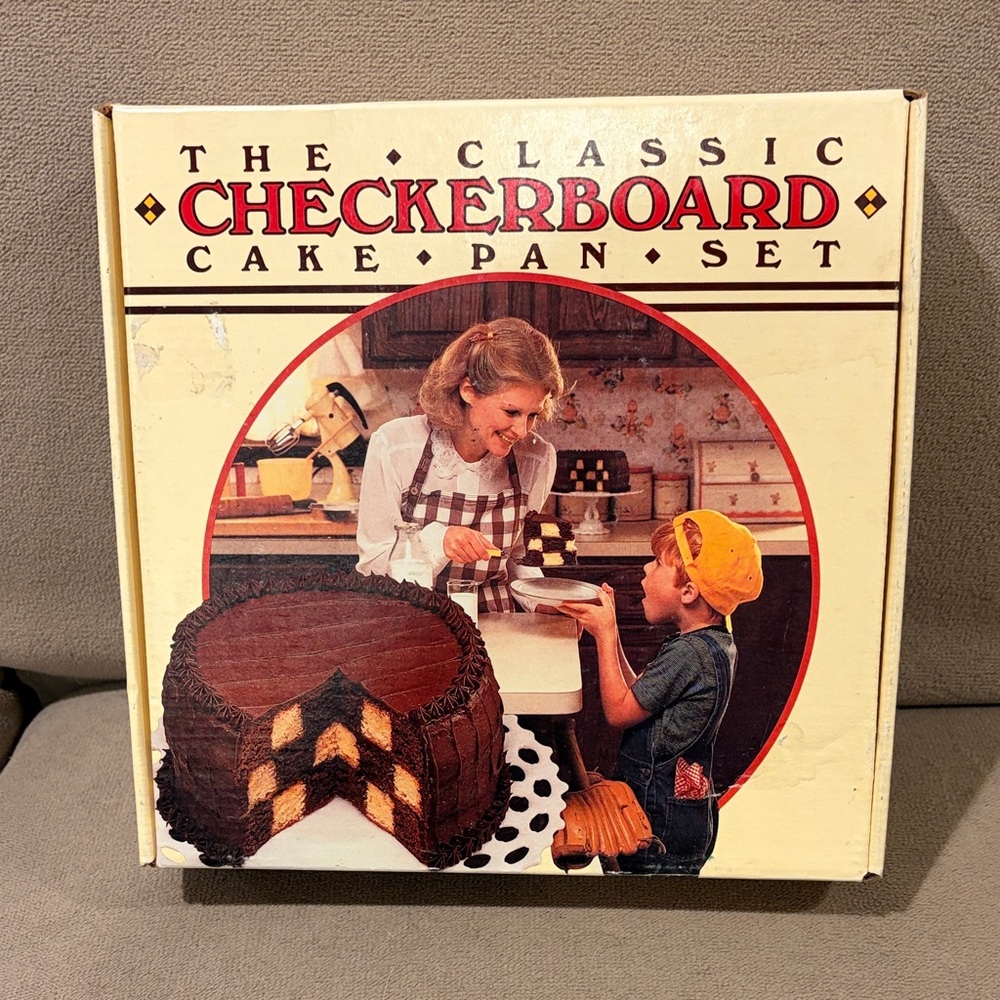 Vintage Checkerboard Cake Pan Set - Classic Design